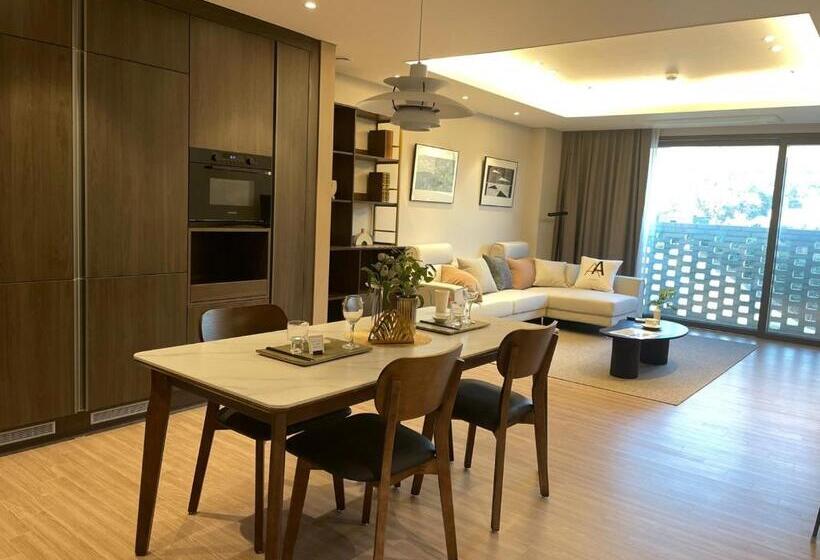 Номер Deluxe, The Community A By City College