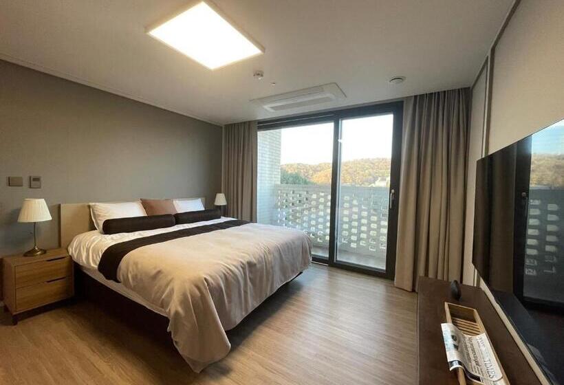 اتاق لوکس, The Community A By City College