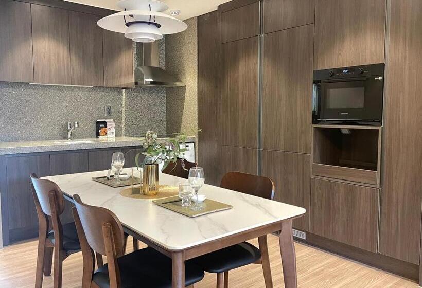 اتاق لوکس, The Community A By City College