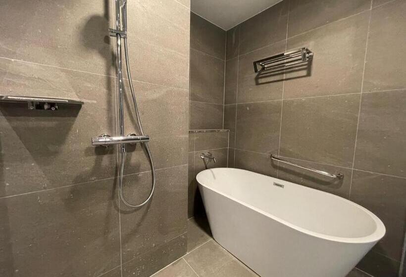 اتاق لوکس, The Community A By City College