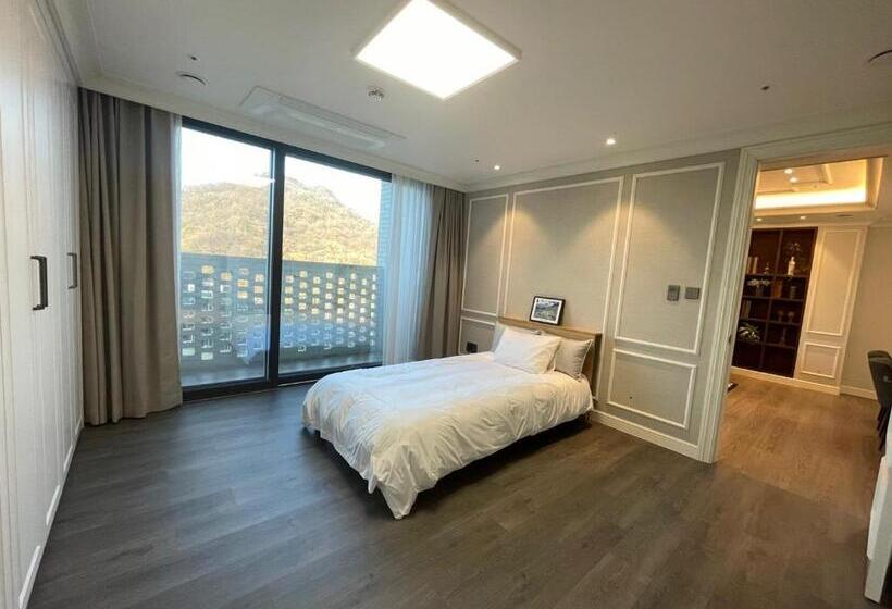 سوییت, The Community A By City College