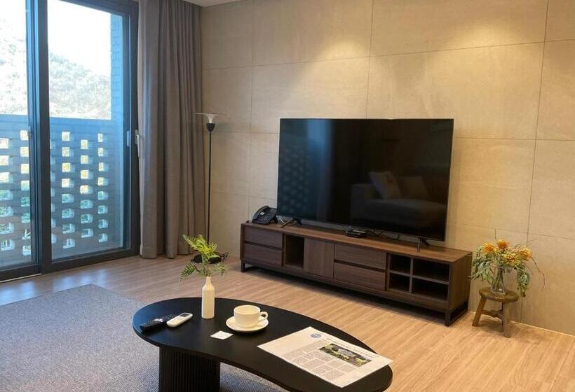 اتاق سوپریور, The Community A By City College