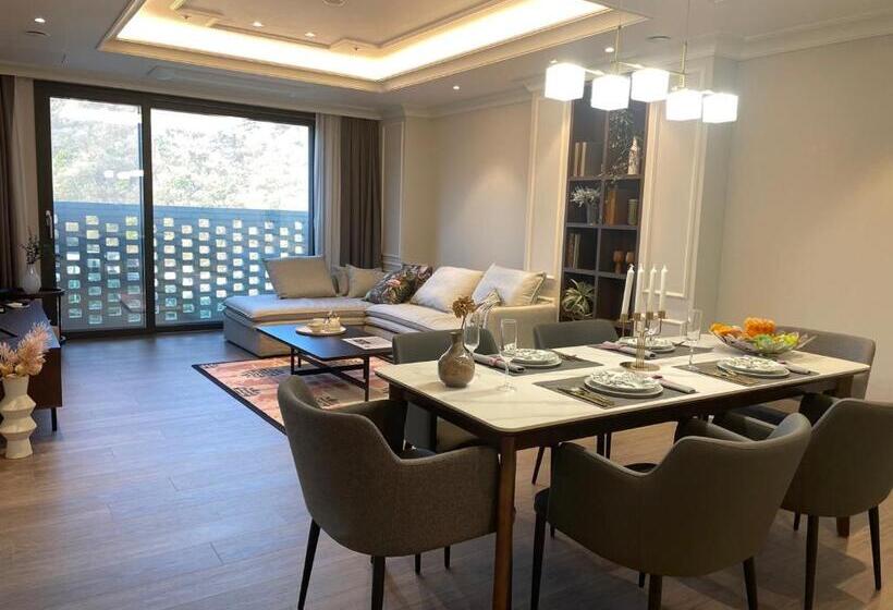 سوییت, The Community A By City College