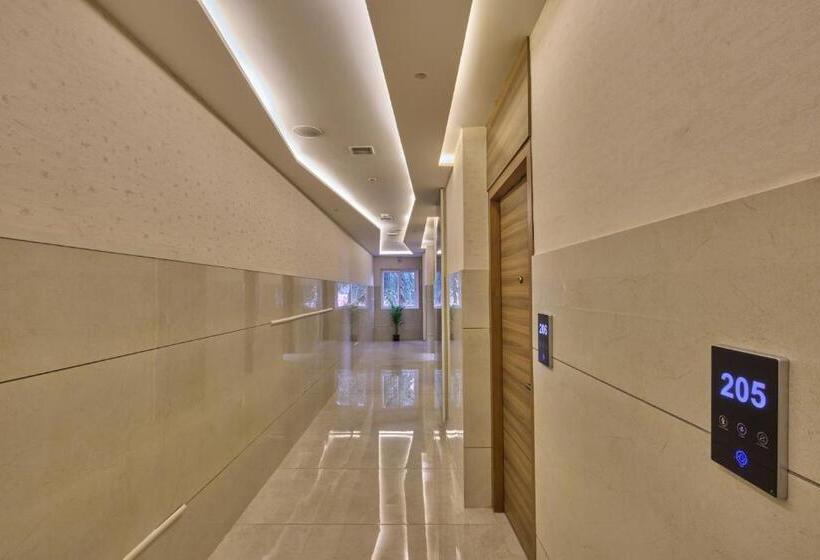 Королевский Люкс, Grand Continent Hosur A Sarovar Portico Affiliate