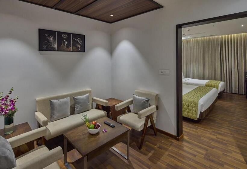 Королевский Люкс, Grand Continent Hosur A Sarovar Portico Affiliate
