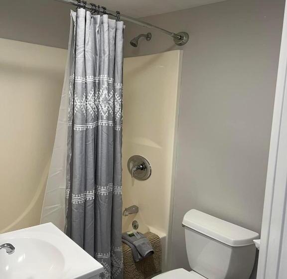 غرفة قياسية رباعية, Lincoln House Motel