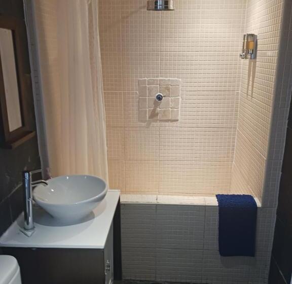 غرفة قياسية حمام مشترك, Number Three