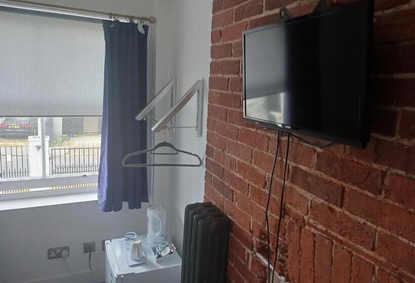 غرفة قياسية فردية حمام مشترك, Number Three