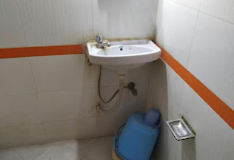 带大床的豪华间, Rajdhani And Guest House Gujarat   Best Family Hotel In Halol Near Pavaghad And Halol Gidc