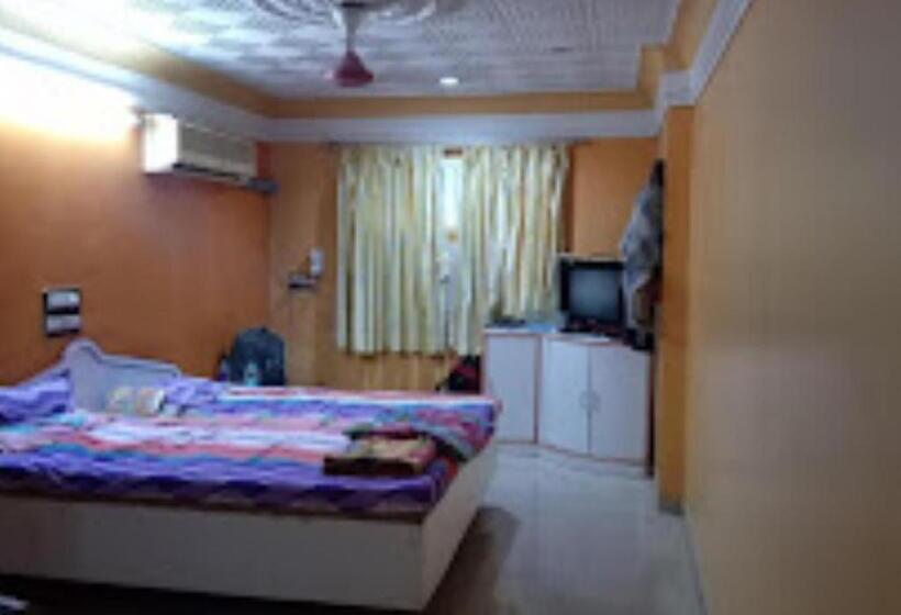 חדר דחוקס עם מיטת קינג, Rajdhani And Guest House Gujarat   Best Family Hotel In Halol Near Pavaghad And Halol Gidc