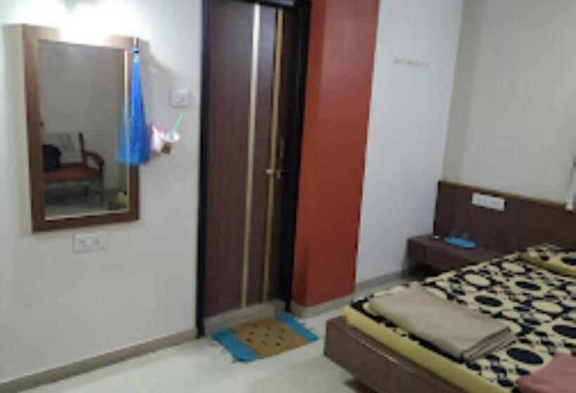 带大床的豪华间, Rajdhani And Guest House Gujarat   Best Family Hotel In Halol Near Pavaghad And Halol Gidc