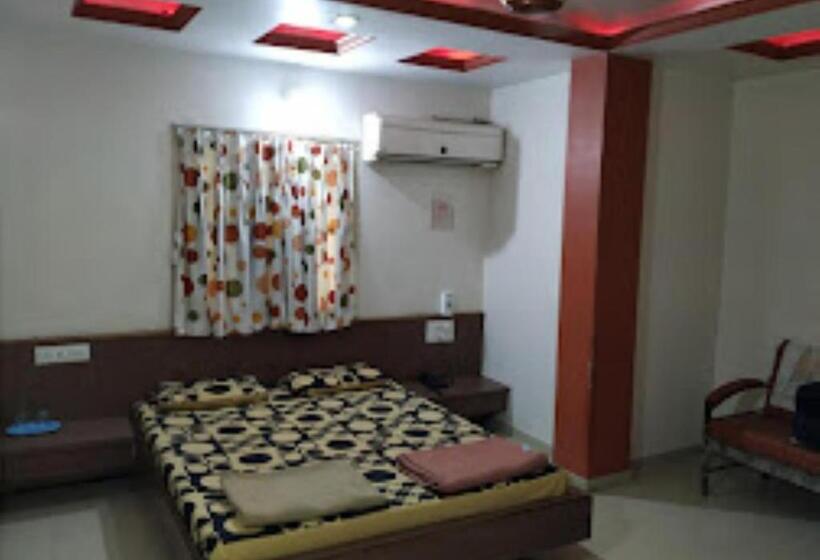 חדר דחוקס עם מיטת קינג, Rajdhani And Guest House Gujarat   Best Family Hotel In Halol Near Pavaghad And Halol Gidc