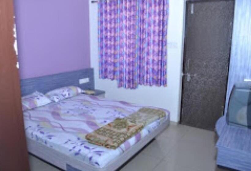 חדר דלוקס, Rajdhani And Guest House Gujarat   Best Family Hotel In Halol Near Pavaghad And Halol Gidc