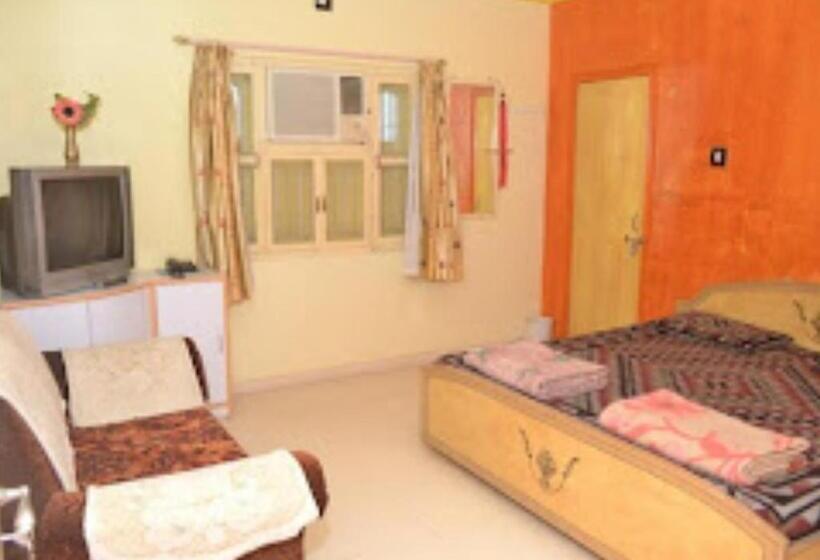 豪华三人间, Rajdhani And Guest House Gujarat   Best Family Hotel In Halol Near Pavaghad And Halol Gidc
