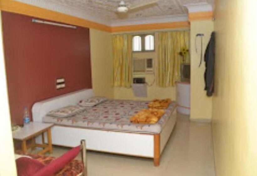 חדר דלוקס לשלושה, Rajdhani And Guest House Gujarat   Best Family Hotel In Halol Near Pavaghad And Halol Gidc
