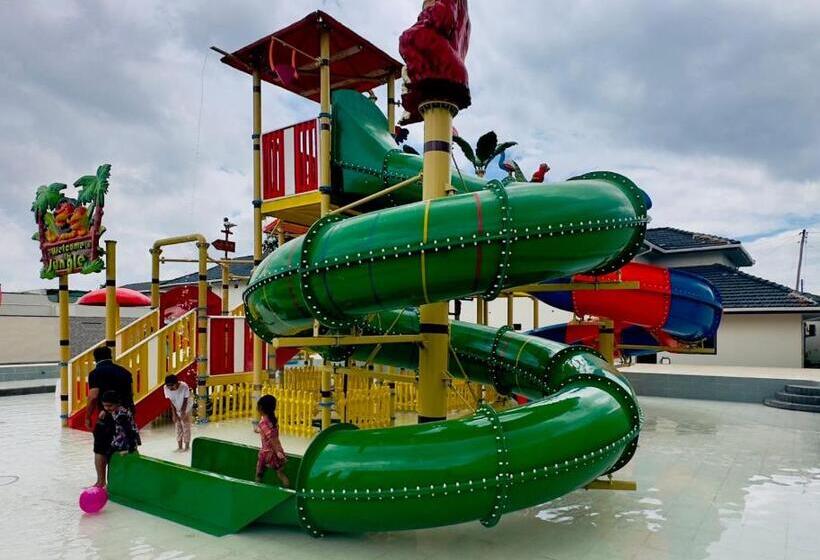 اتاق استاندارد سه تخته با چشمانداز استخر, Ivory Park Hotel Safari Waterworld