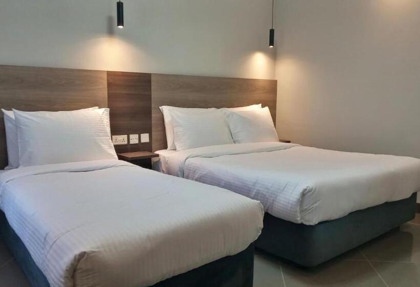 اتاق استاندارد سه تخته با چشم‌انداز استخر, Ivory Park Hotel   Safari Waterworld