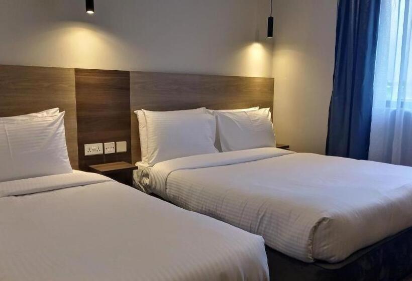 اتاق استاندارد سه تخته با چشمانداز استخر, Ivory Park Hotel Safari Waterworld