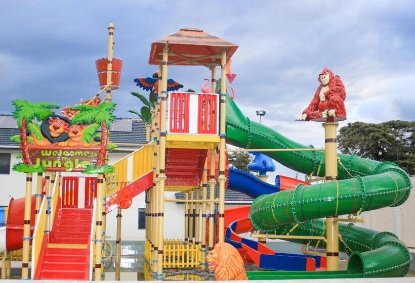 اتاق استاندارد سه تخته با چشمانداز استخر, Ivory Park Hotel Safari Waterworld