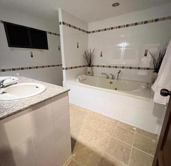 Люкс с Балконом, Aksarai