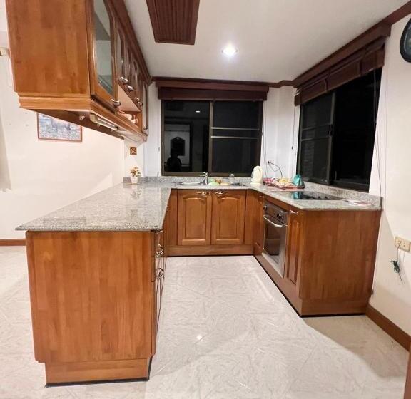 Люкс с Балконом, Aksarai