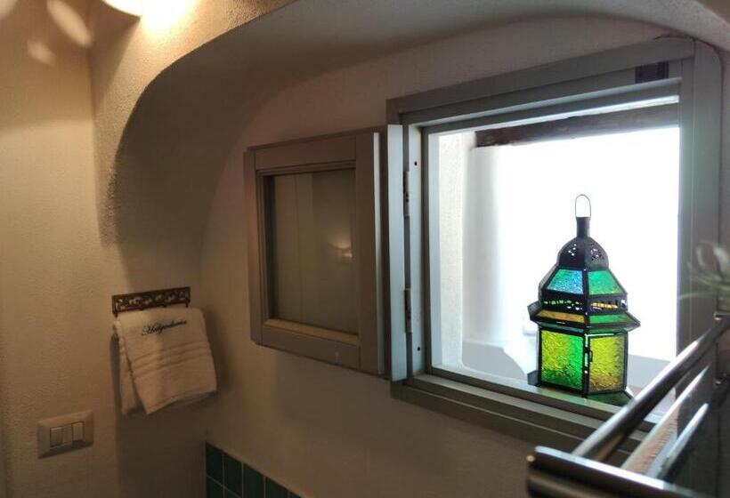 غرفة ديلوكس ثلاثية, Halgoduria