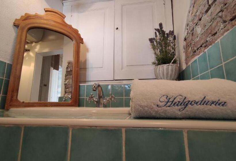 غرفة ديلوكس ثلاثية, Halgoduria