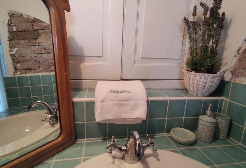 غرفة ديلوكس ثلاثية, Halgoduria