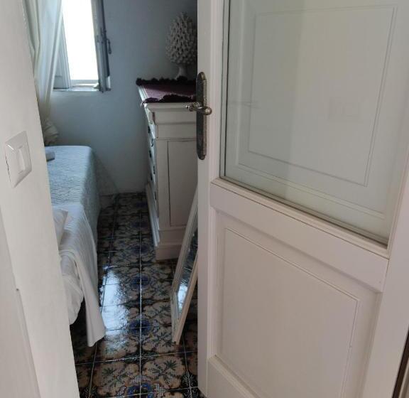 غرفة ديلوكس ثلاثية, Halgoduria