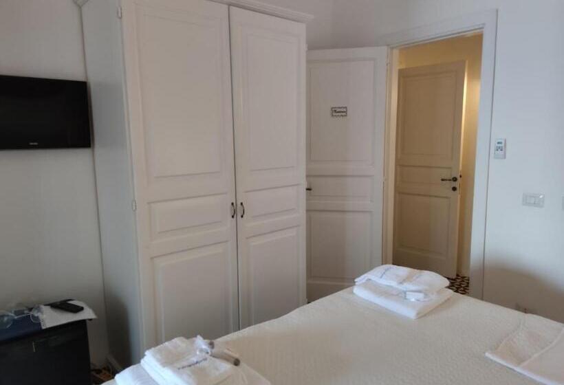 غرفة ديلوكس ثلاثية, Halgoduria