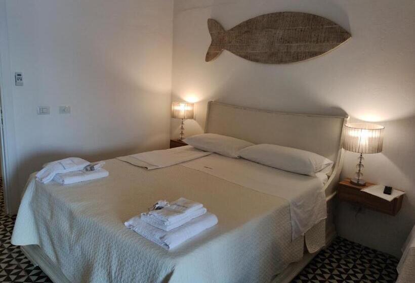 غرفة ديلوكس ثلاثية, Halgoduria