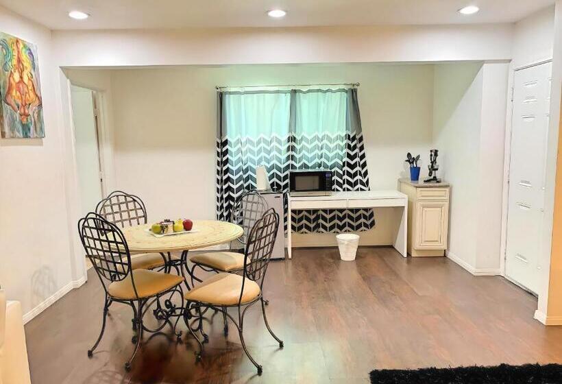 חדר משפחתי, Villa De Paris