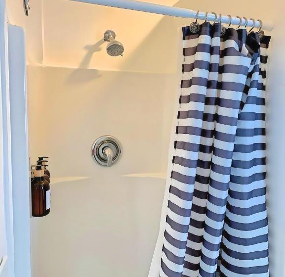 חדר משפחתי, Villa De Paris