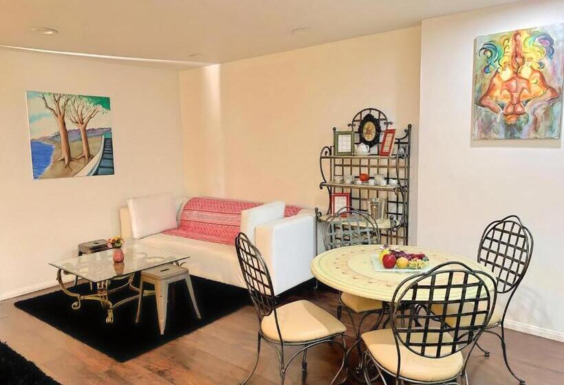 חדר משפחתי, Villa De Paris