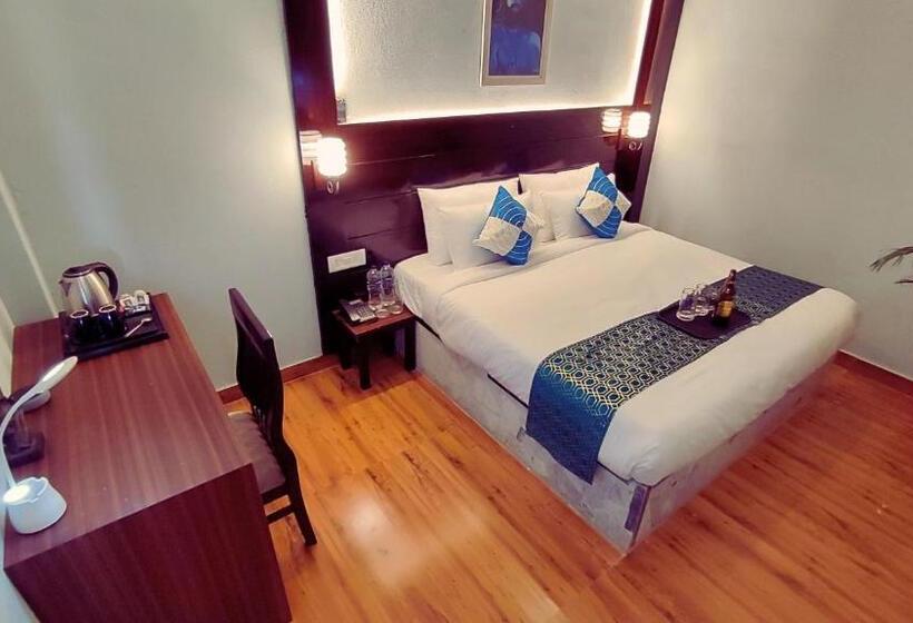 חדר אקזקיוטיב לשלושה, The Madhunandan