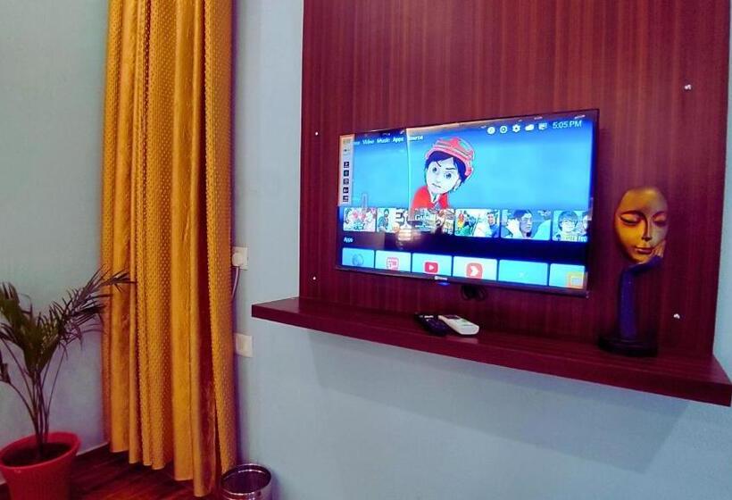 חדר אקזקיוטיב לשלושה, The Madhunandan