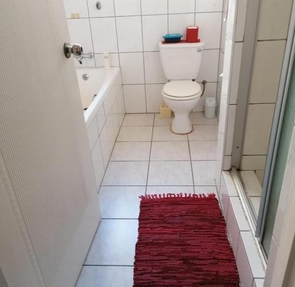 패밀리 룸, Busa House