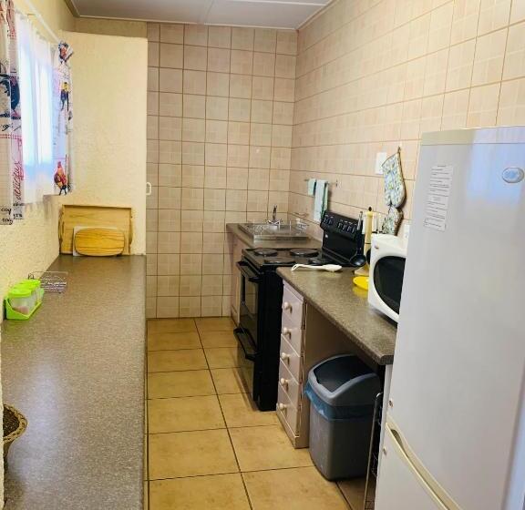 패밀리 룸, Busa House