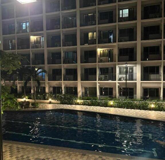 Standard Studio Pooludsigt, Vgc Crib