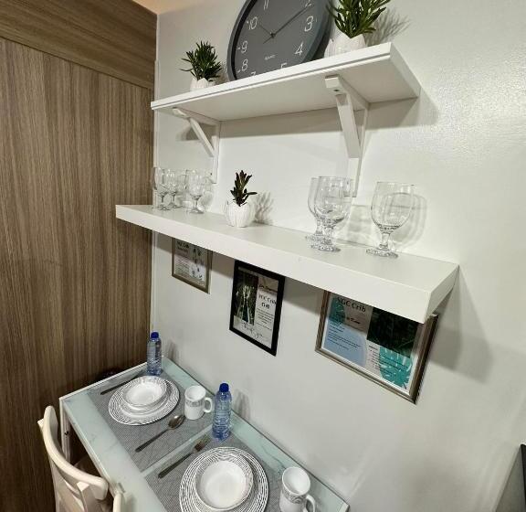 إستديو قياسى مطل على حمام السباحة, Vgc Crib