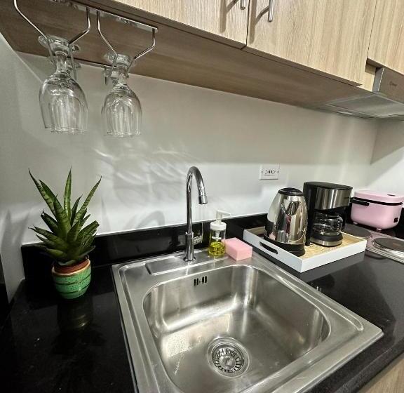 إستديو قياسى مطل على حمام السباحة, Vgc Crib