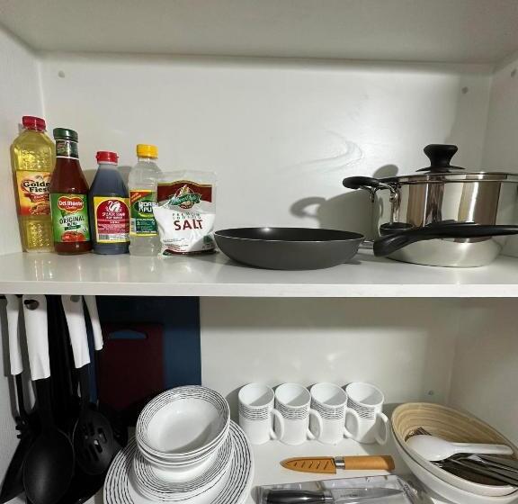 إستديو قياسى مطل على حمام السباحة, Vgc Crib