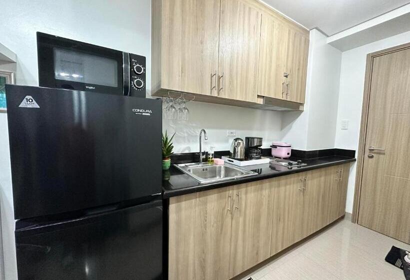 إستديو قياسى مطل على حمام السباحة, Vgc Crib