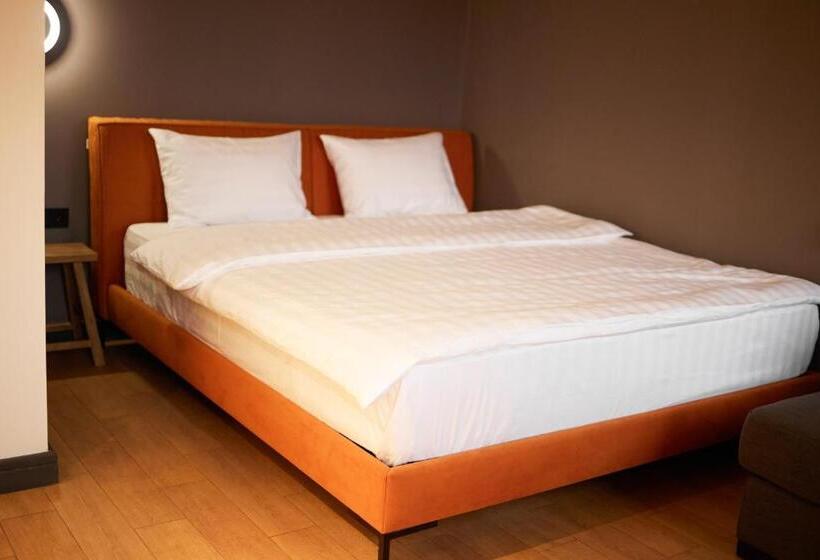 اتاق لوکس با تخت بزرگ, Barbar Apart