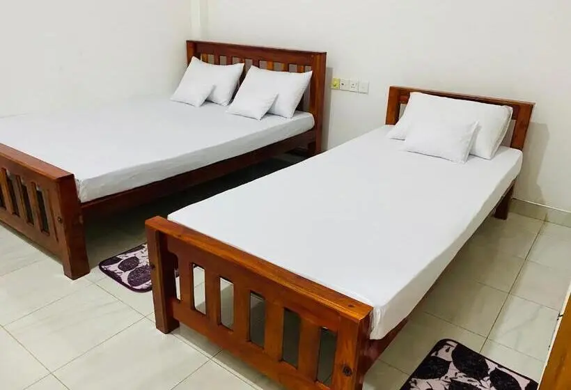 Classic Kolmen Hengen Huone, Black Panther Yala