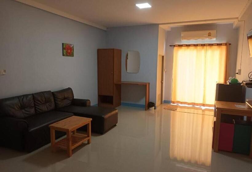 غرفة عائلية, Center Place Ang Thong