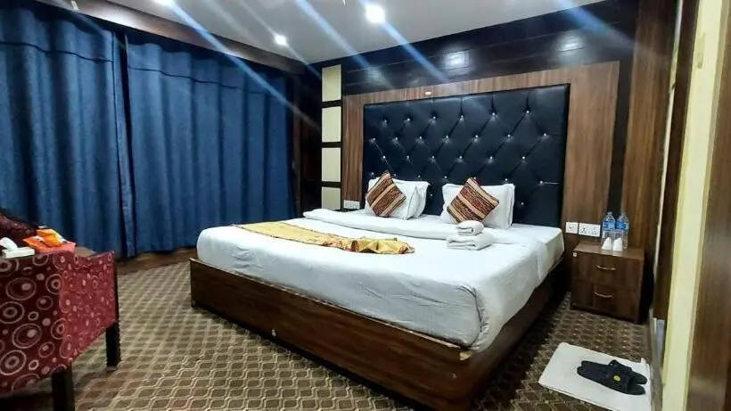اتاق خانوادگی, Suryansh Pvt Ltd