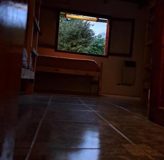 ルームシェアのワンベッド, Hostel El Limon