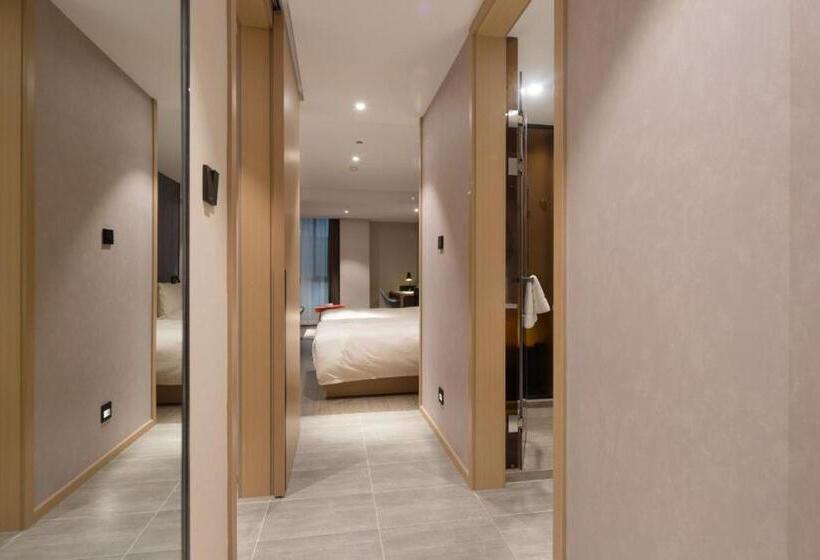 Номер Superior, Atour Hotel Gangding Metro Station Taikoo Hui Tianhe Guangzhou Free Shuttle Bus Service Between