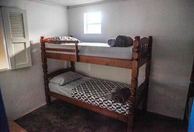 חדר סטנדרטי לארבעה עם חדר אמבטיה משותף, Calango Hostel